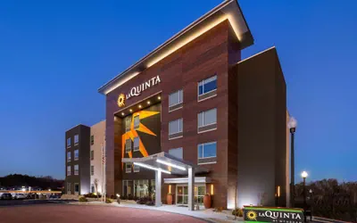 Photo 2 - La Quinta Inn & Suites by Wyndham Locust Grove