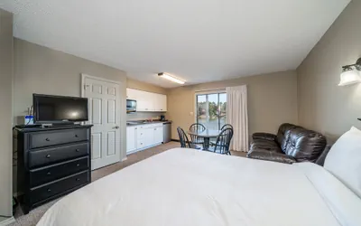 Photo 3 - The Hamilton - Lakefront & Studio Suites, Hot Springs