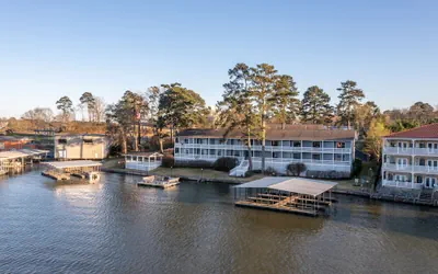 Photo 2 - The Hamilton - Lakefront & Studio Suites, Hot Springs