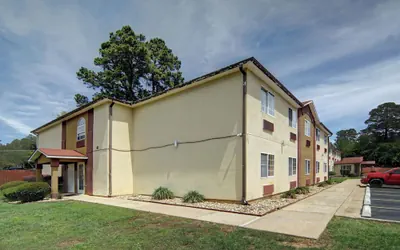 HomeTown Inn & Suites