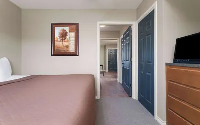 Photo 5 - Eagle's Den Suites Kenedy a Travelodge by Wyndham