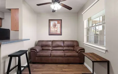 Photo 4 - Eagle's Den Suites Kenedy a Travelodge by Wyndham