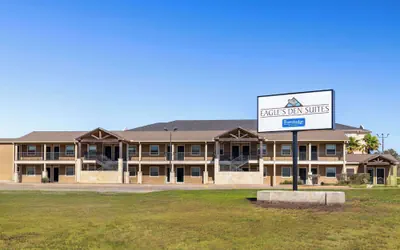 Photo 2 - Eagle's Den Suites Kenedy a Travelodge by Wyndham