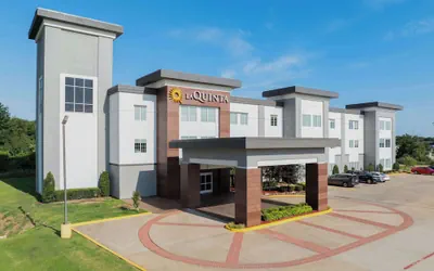 Photo 2 - La Quinta Inn & Suites by Wyndham Muskogee
