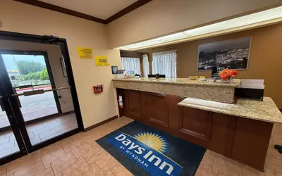 Photo 2 - Days Inn by Wyndham Navasota