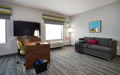 Photo 4 - Hampton Inn & Suites Salinas