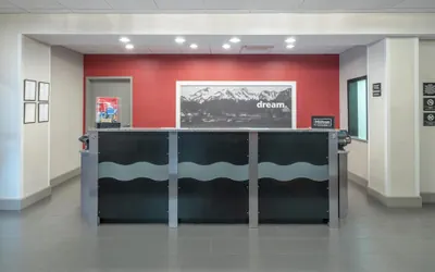 Photo 4 - Hampton Inn & Suites Roanoke Airport