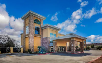 Photo 2 - La Quinta Inn & Suites by Wyndham Beeville