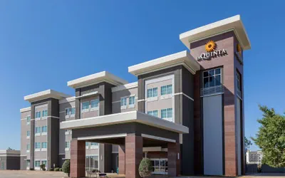 Photo 2 - La Quinta Inn & Suites by Wyndham Durant