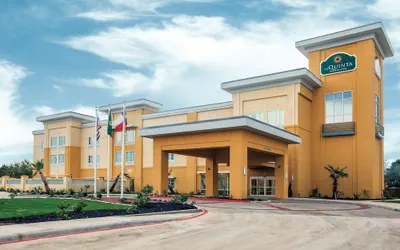 Photo 2 - La Quinta Inn & Suites by Wyndham Cotulla
