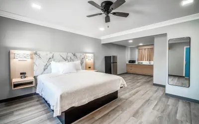 Photo 4 - Pacific Inn & Suites