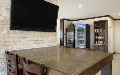 Photo 4 - Days Inn & Suites by Wyndham Gonzales TX