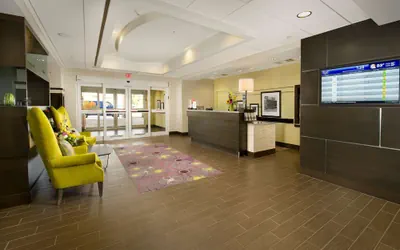 Photo 3 - Hampton Inn & Suites Buffalo Airport