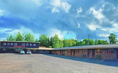Photo 2 - Indianhead Ironwood Motel