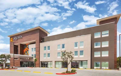 Photo 2 - La Quinta Inn & Suites by Wyndham Bardstown
