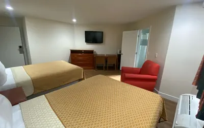 Photo 4 - Royale Inn Motel