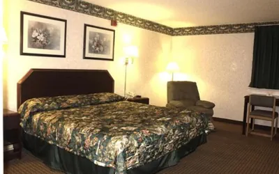Photo 4 - Garden City Inn