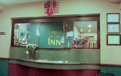 Photo 2 - Garden City Inn