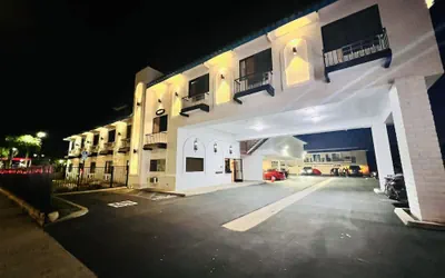 Photo 2 - Casa Playa Inn & Suites Stanton Anaheim Area