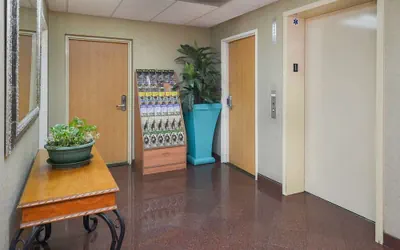 Photo 3 - H3 Inn & Suites - LAX Airport - Los Angeles
