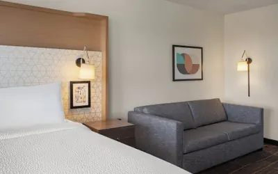 Photo 3 - Holiday Inn & Suites Detroit - Troy by IHG