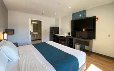 Photo 5 - Studio 6 Suites – Stockton, CA – Waterfront