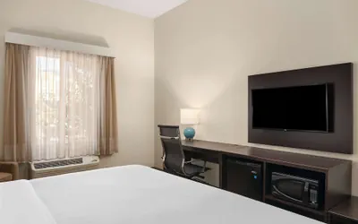 Photo 2 - La Quinta Inn & Suites by Wyndham Wenatchee