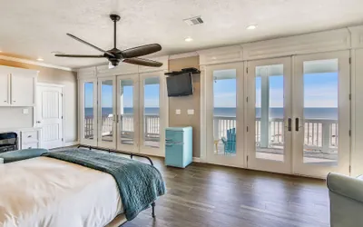 Photo 4 - Enchanted Beachfront by Ryson Vacation Rentals