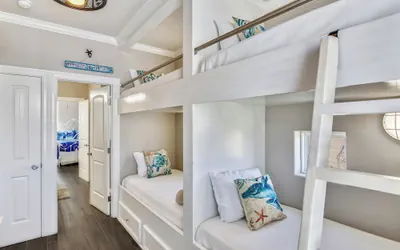 Photo 5 - Enchanted Beachfront by Ryson Vacation Rentals
