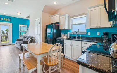 Photo 4 - Sunny Beach Sandcastle Cottage by Ryson Vacation Rentals
