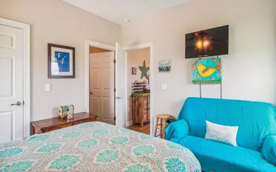 Photo 5 - Sunny Beach Sandcastle Cottage by Ryson Vacation Rentals