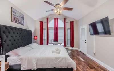 Photo 3 - Discount Included! Stunning, Modern, Spacious Getaway Fits Any Group, 2 Game Rooms, Hot Tub 5 Bedroom Home by Redawning