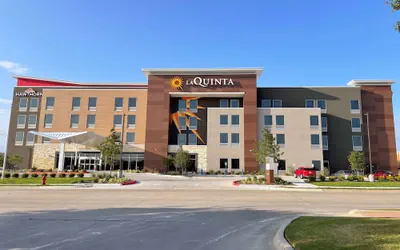 Photo 2 - La Quinta Inn & Suites By Wyndham Pflugerville