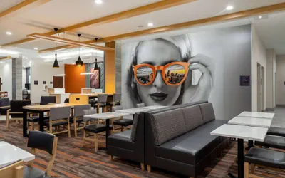 Photo 3 - La Quinta Inn & Suites By Wyndham Pflugerville