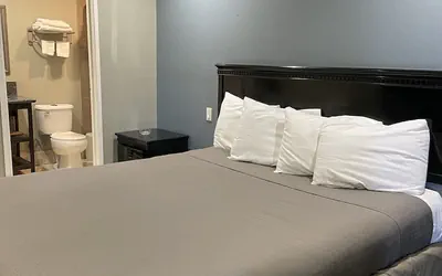 Photo 3 - Villa Inn & Suites