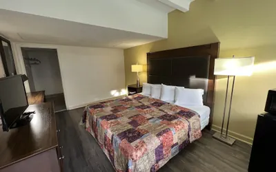 Photo 4 - James River Inn & Suites