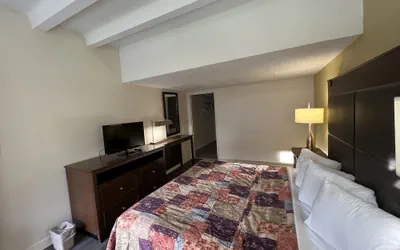 Photo 5 - James River Inn & Suites