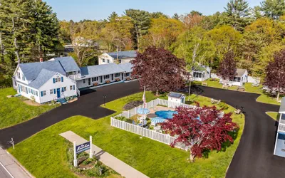 Photo 2 - The Beaches Guest Rooms and Cottages