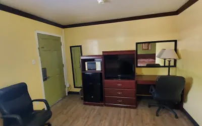 Photo 5 - Vanguard Motel