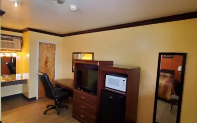Photo 3 - Vanguard Motel