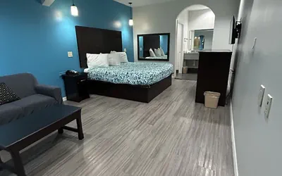 Photo 3 - Regency Inn and Suites