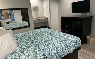 Photo 4 - Regency Inn and Suites