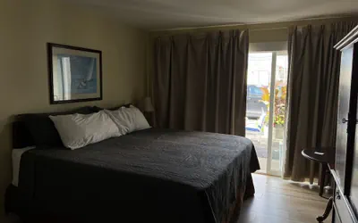 Photo 2 - SHIPS INN Hotel