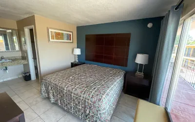 Photo 5 - Royal Inn
