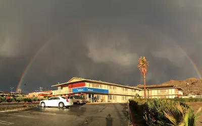 Hilltop Inn & Suites