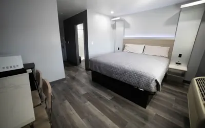 Photo 2 - Palms Motel
