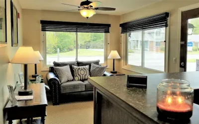 Photo 3 - Top Notch Inn