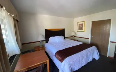 Photo 5 - Town and Country Inn