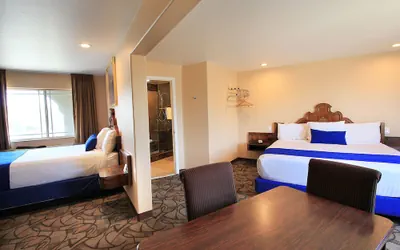 Photo 4 - Colony Inn