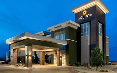 Photo 2 - La Quinta Inn & Suites by Wyndham Clinton Historic Route 66